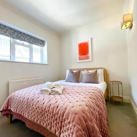 Split Level 2 Bed Apartment- Mayfair