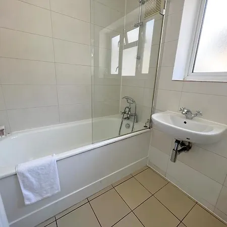 Split Level 2 Bed Apartment- Mayfair Daire