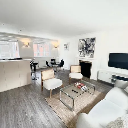 Split Level 2 Bed Apartment- Mayfair Londra