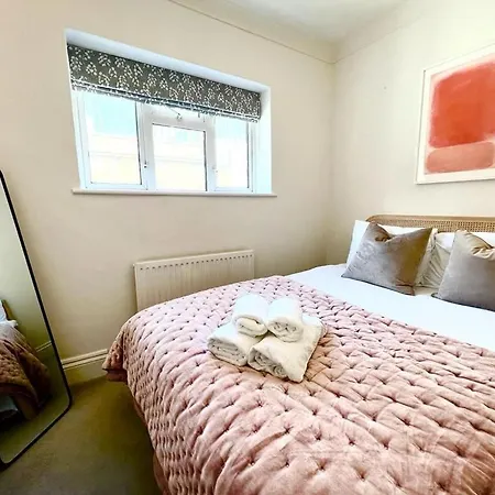 Split Level 2 Bed Apartment- Mayfair