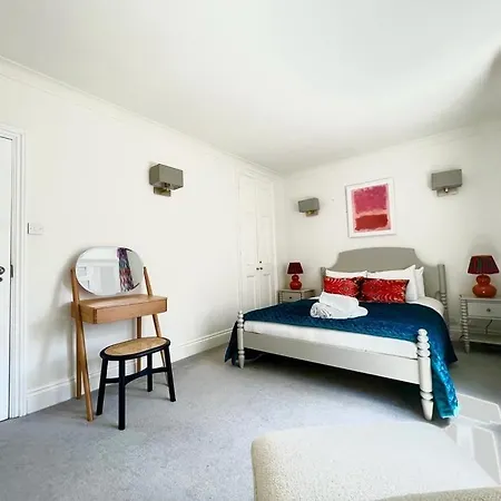 Split Level 2 Bed Apartment- Mayfair Daire
