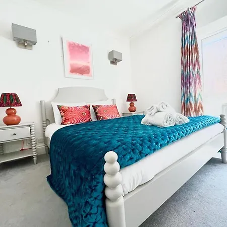 Split Level 2 Bed Apartment- Mayfair Daire *