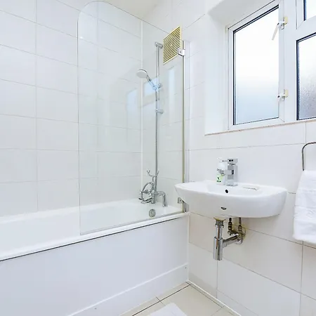 Split Level 2 Bed Apartment- Mayfair *