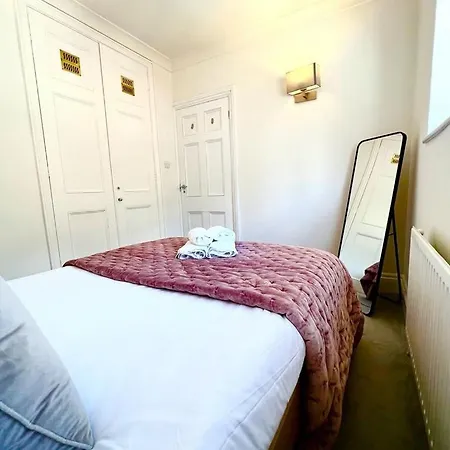 Split Level 2 Bed Apartment- Mayfair