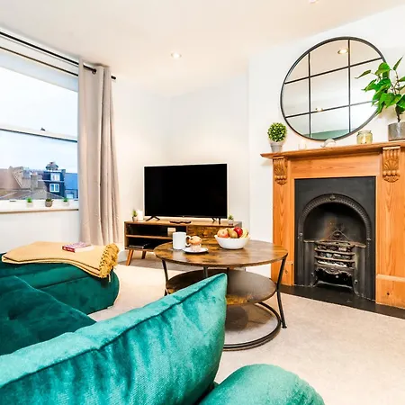 Charming Tooting Hideaway Garden, Resident Parking, Near Tooting Hospital *
