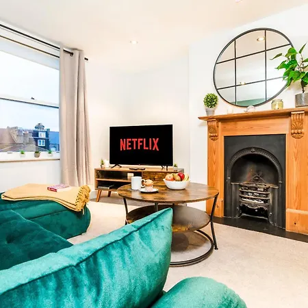 Charming Tooting Hideaway Garden, Resident Parking, Near Tooting Hospital * London
