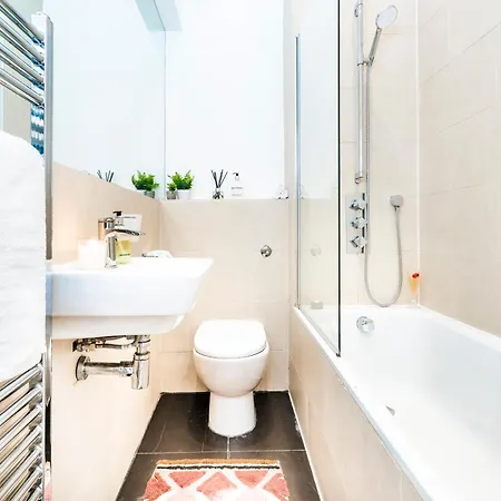 Charming Tooting Hideaway Garden, Resident Parking, Near Tooting Hospital Apartment *