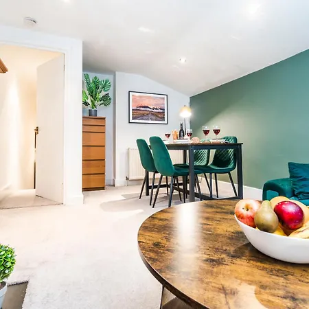 Apartment Charming Tooting Hideaway Garden, Resident Parking, Near Tooting Hospital London