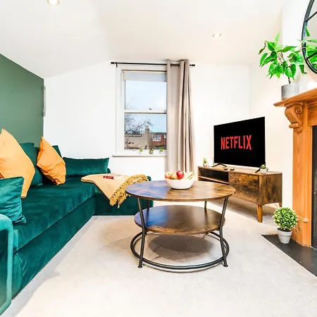 Charming Tooting Hideaway Garden, Resident Parking, Near Tooting Hospital *