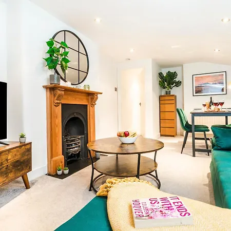 Charming Tooting Hideaway Garden, Resident Parking, Near Tooting Hospital