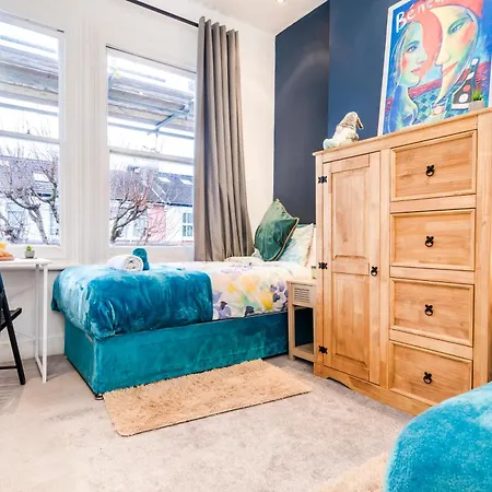 Charming Tooting Hideaway Garden, Resident Parking, Near Tooting Hospital Apartment
