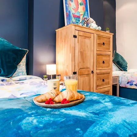 Charming Tooting Hideaway Garden, Resident Parking, Near Tooting Hospital Apartment London