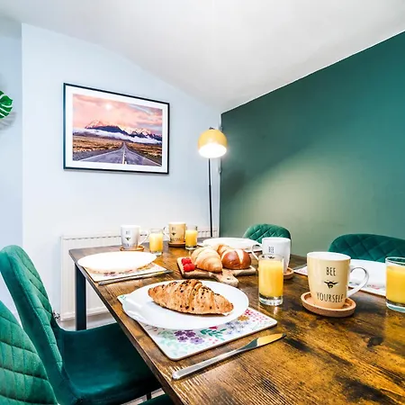 Apartment Charming Tooting Hideaway Garden, Resident Parking, Near Tooting Hospital London