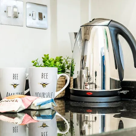 Apartment Charming Tooting Hideaway Garden, Resident Parking, Near Tooting Hospital *