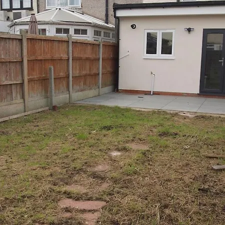 Modern 2 Bedroom House In Greater London - Private Garden, Free Wifi And Parking Holiday home
