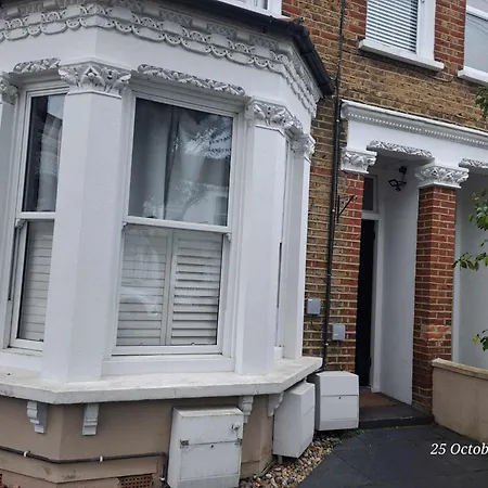 Charming Tooting Hideaway Garden, Resident Parking, Near Tooting Hospital Apartment London