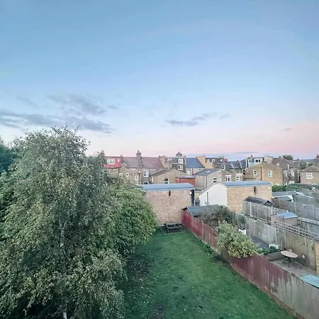 Charming Tooting Hideaway Garden, Resident Parking, Near Tooting Hospital