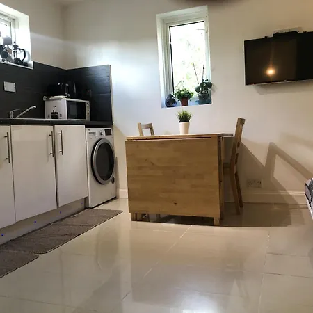 Apple House Heathrow Airport Guest house