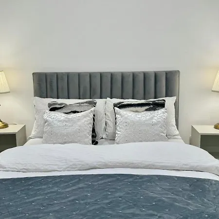 View Two Bedroom Entire Enjoy River & Views, Skyline Views Apartment