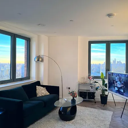 View Two Bedroom Entire Enjoy River & Views, Skyline Views Apartment
