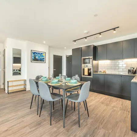 Mitre Gogh By Artsy Apartment *