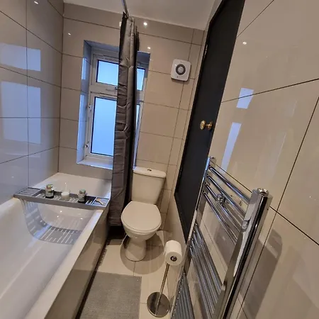 Modern 2 Bedroom House In Greater London - Private Garden, Free Wifi And Parking *