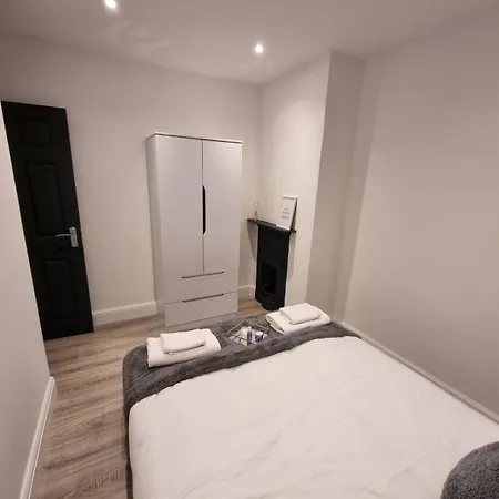 Modern 2 Bedroom House In Greater London - Private Garden, Free Wifi And Parking Dagenham