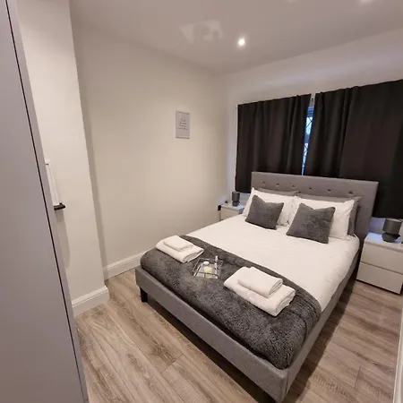 Modern 2 Bedroom House In Greater London - Private Garden, Free Wifi And Parking Holiday home