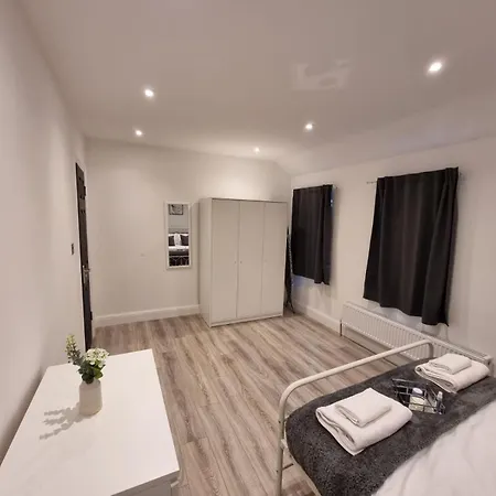 Modern 2 Bedroom House In Greater London - Private Garden, Free Wifi And Parking *