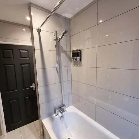 Modern 2 Bedroom House In Greater London - Private Garden, Free Wifi And Parking Dagenham