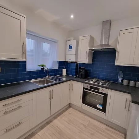 Holiday home Modern 2 Bedroom House In Greater London - Private Garden, Free Wifi And Parking
