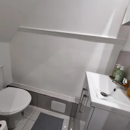 Modern 2 Bedroom House In Greater London - Private Garden, Free Wifi And Parking Holiday home *
