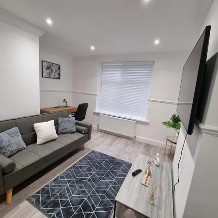 Holiday home Modern 2 Bedroom House In Greater London - Private Garden, Free Wifi And Parking *