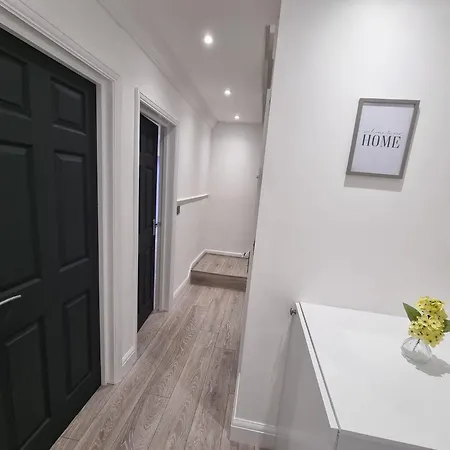 Holiday home Modern 2 Bedroom House In Greater London - Private Garden, Free Wifi And Parking Dagenham