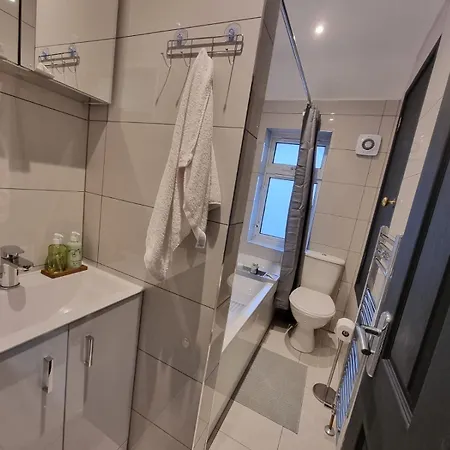 Modern 2 Bedroom House In Greater London - Private Garden, Free Wifi And Parking