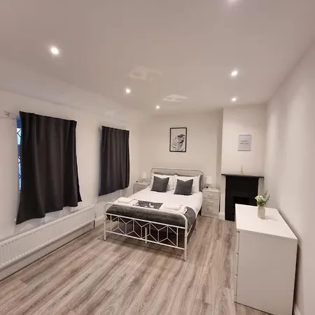 Holiday home Modern 2 Bedroom House In Greater London - Private Garden, Free Wifi And Parking