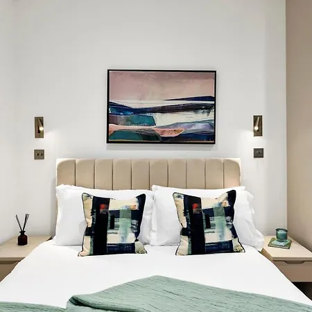 New In Kensington -2 Bedrooms 2 Baths Apartment London