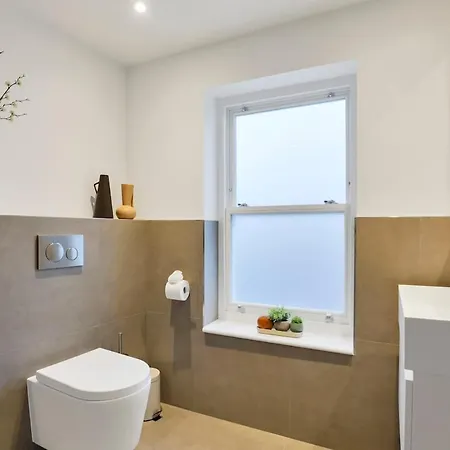 New In Kensington -2 Bedrooms 2 Baths Apartment