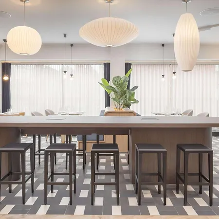 Mercure Earls Court 4* لندن