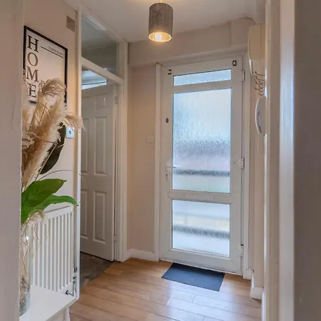 Modern - 15 Mins To London Bridge & Victoria Sleeps 4 Apartment *