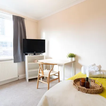 Modern - 15 Mins To London Bridge & Victoria Sleeps 4 Apartment *