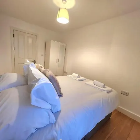 Comfortable 2br Flat - 1 Min To Tube, Sleeps 6 *