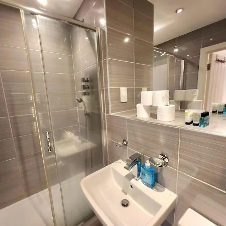 Comfortable 2br Flat - 1 Min To Tube, Sleeps 6 * London