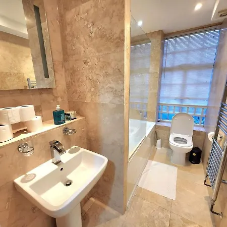 Comfortable 2br Flat - 1 Min To Tube, Sleeps 6 London