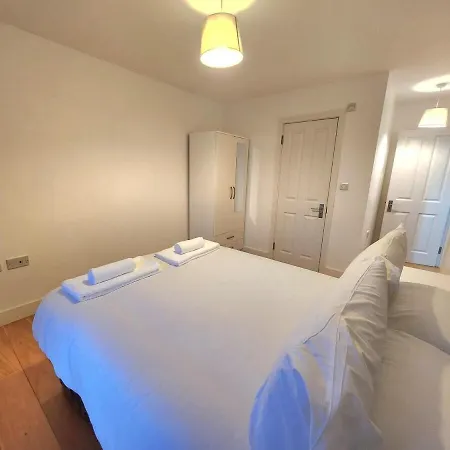 Comfortable 2br Flat - 1 Min To Tube, Sleeps 6 Apartment