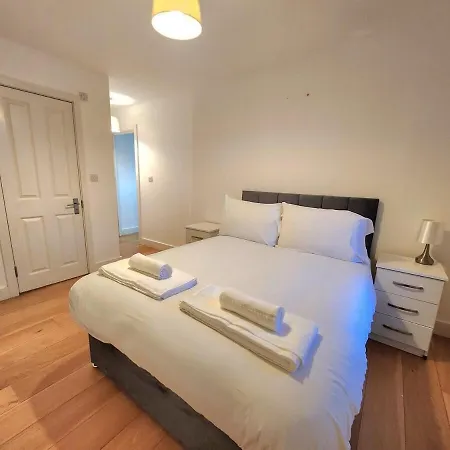 Comfortable 2br Flat - 1 Min To Tube, Sleeps 6 *