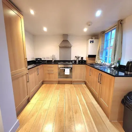 Comfortable 2br Flat - 1 Min To Tube, Sleeps 6 Apartment London