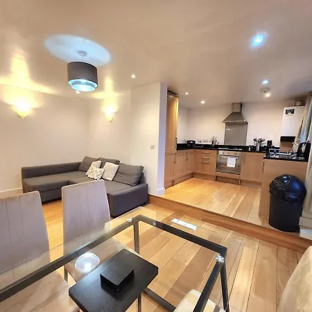 Comfortable 2br Flat - 1 Min To Tube, Sleeps 6 Apartment *