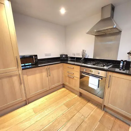 Comfortable 2br Flat - 1 Min To Tube, Sleeps 6 *