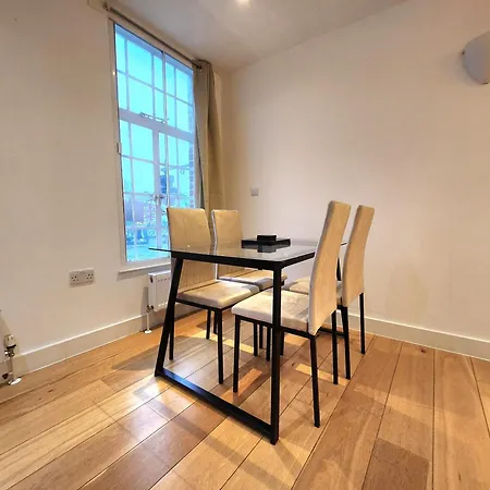 Comfortable 2br Flat - 1 Min To Tube, Sleeps 6 London